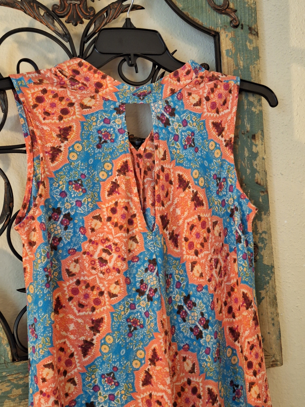 🔥🔥CLEARANCE Sleeveless Coral and Blue Printed Shift Dress with V-Notch. Medium - Picture 4 of 7